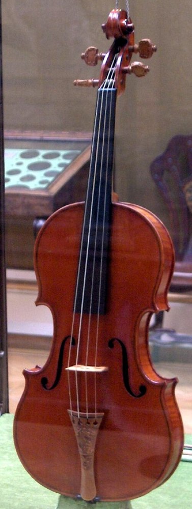 “Antonius Stradivarius Cremonensis Faciebat Anno 1725” — Keman